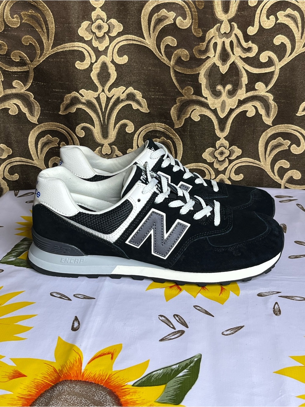 Men’s New Balance 574 Classic Black & White Running Sneakers - US M11 - Picture 2 of 15